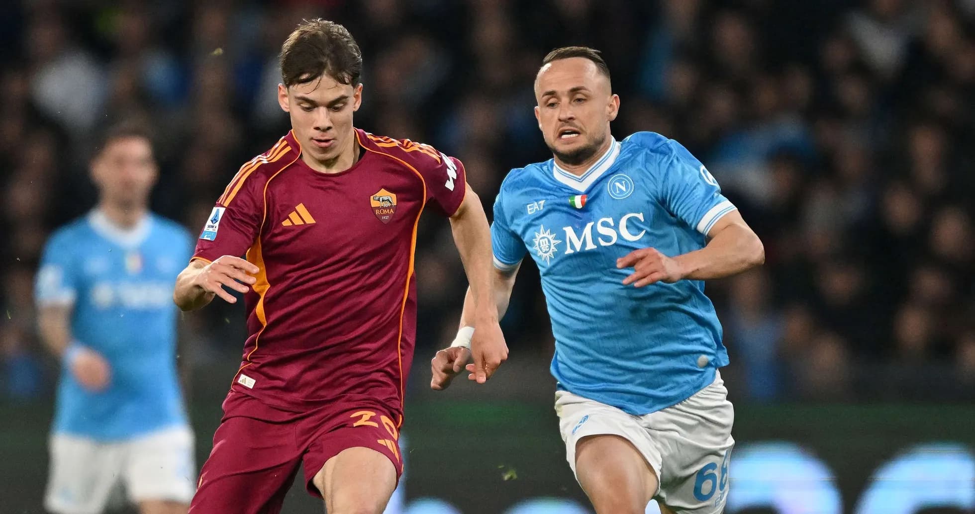 Jugador de Roma y Napoli compiten por el balón