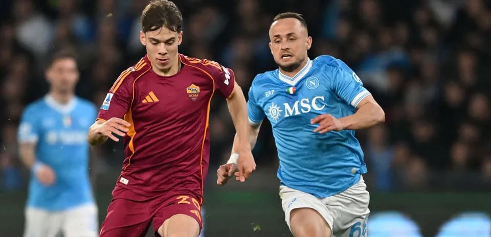 Jugador de Roma y Napoli compiten por el balón