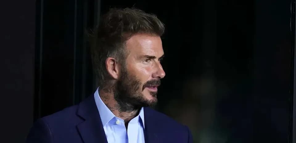 Hombre con traje hablando en evento público