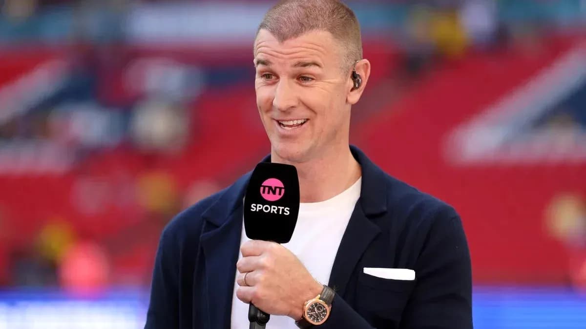 Presentador hablando en programa deportivo en estadio