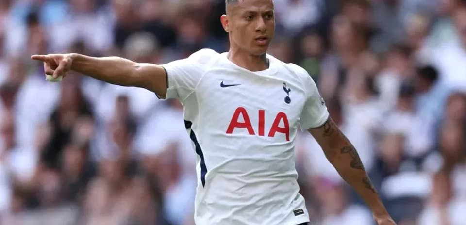 Jugador de Tottenham señalando durante un partido
