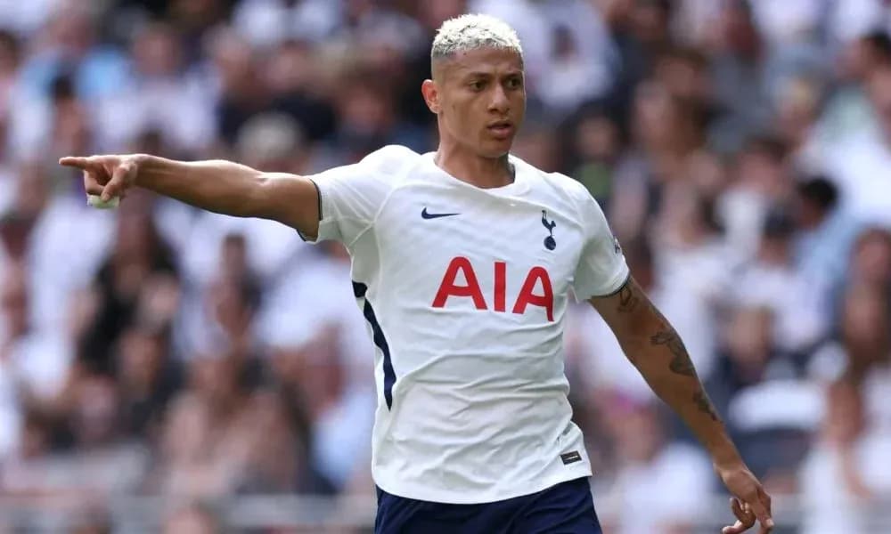 Jugador de Tottenham señalando durante un partido