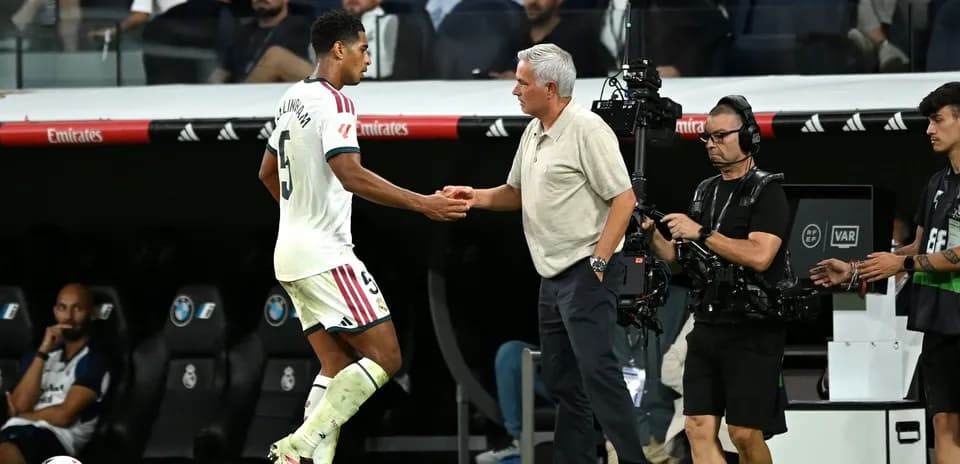 Jugador saludando al entrenador en la banda