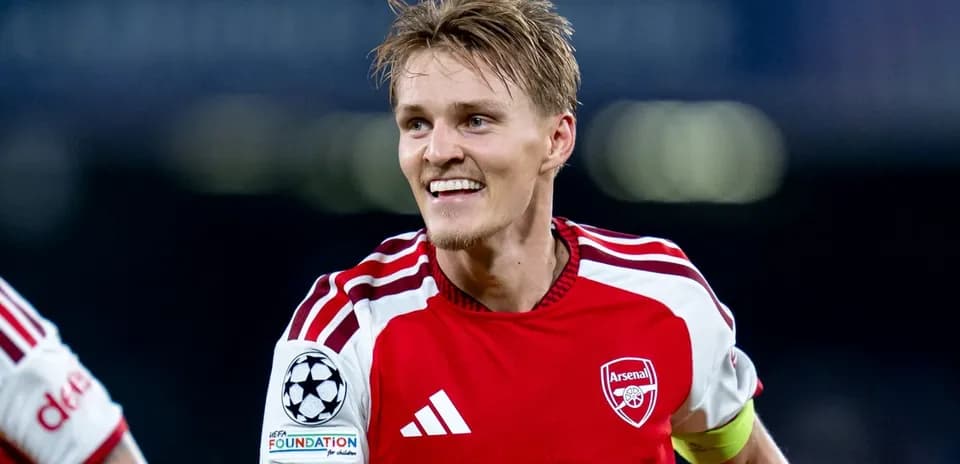 Jugador de Arsenal sonriendo durante el partido