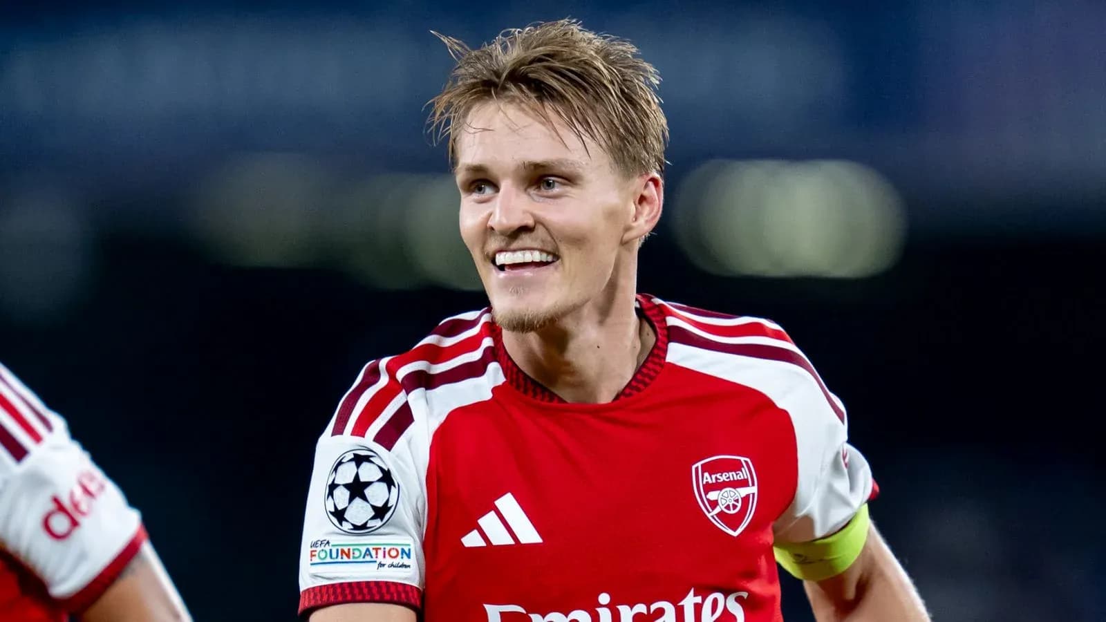 Jugador de Arsenal sonriendo durante el partido