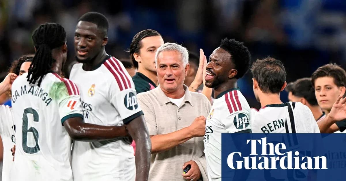Jugadores de Real Madrid celebrando con entrenador tras partido