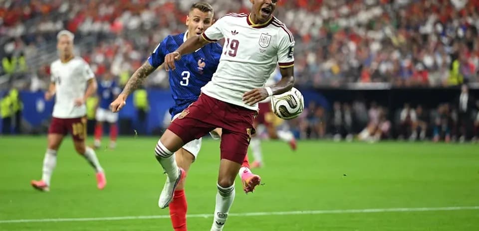 Jugador de España superando a defensor francés en partido