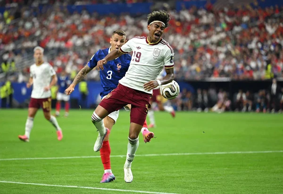 Jugador de España superando a defensor francés en partido