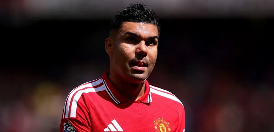 Jugador de Manchester United caminando en el campo