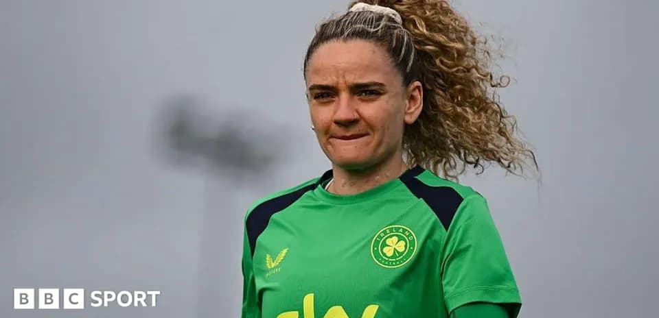 Portera en uniforme verde durante entrenamiento