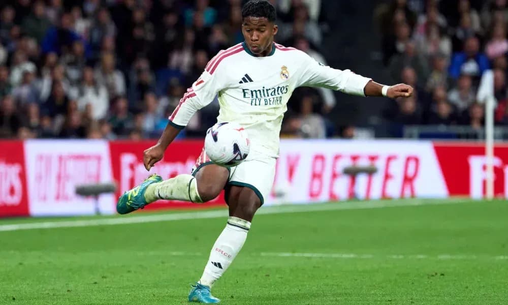 Jugador de Real Madrid golpeando el balón en el campo