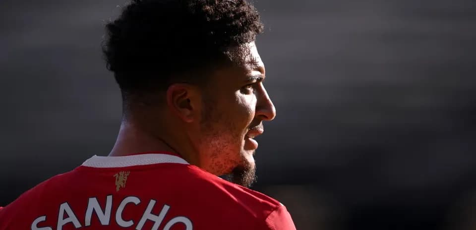 Jugador con camiseta de Manchester United, nombre Sancho