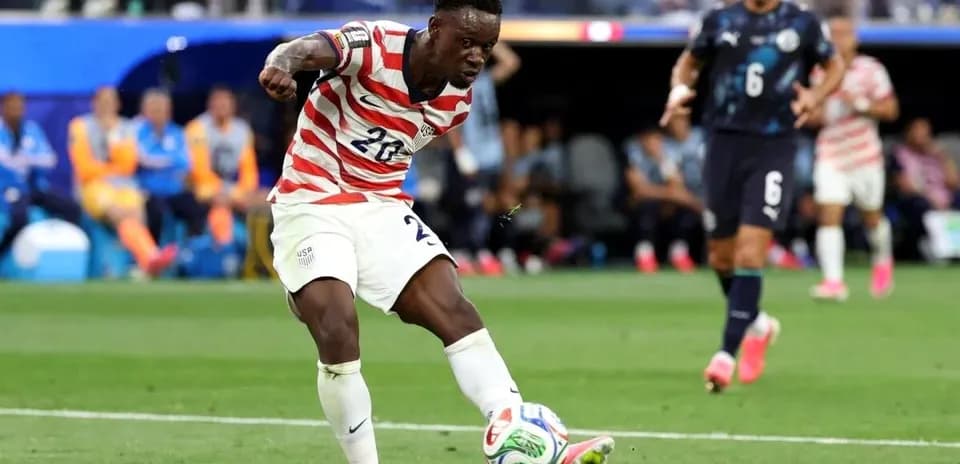 Jugador de Estados Unidos despejando el balón en partido