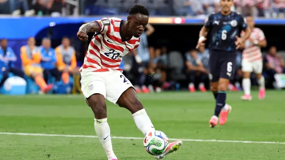 Jugador de Estados Unidos despejando el balón en partido