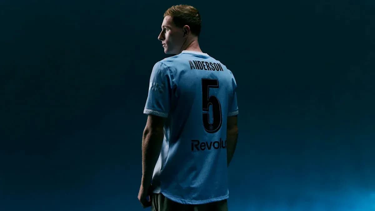 Jugador con camiseta azul, número 5, de espaldas