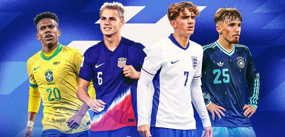 Cuatro jugadores de fútbol en camisetas de selecciones