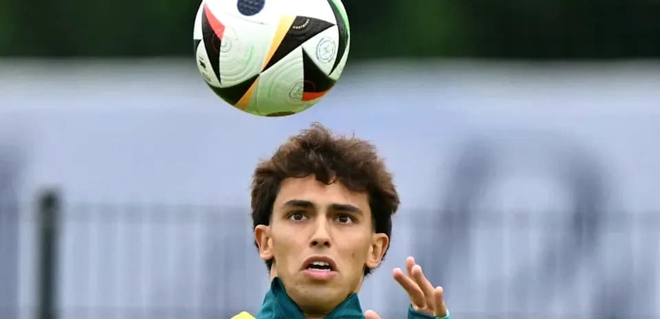 Jugador controlando un balón durante entrenamiento