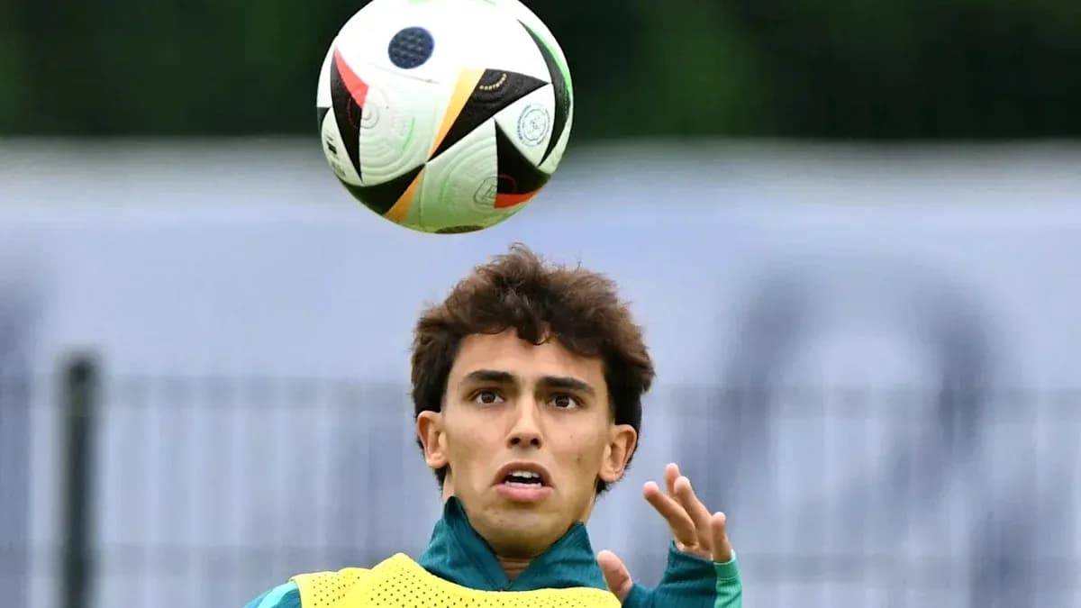 Jugador controlando un balón durante entrenamiento