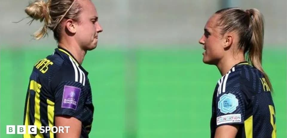 Dos jugadoras conversando en el campo de juego
