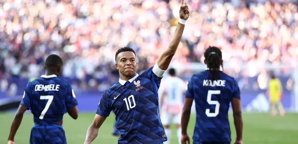 Jugador de Francia celebra un gol en el partido
