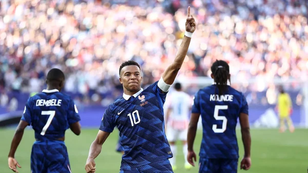 Jugador de Francia celebra un gol en el partido