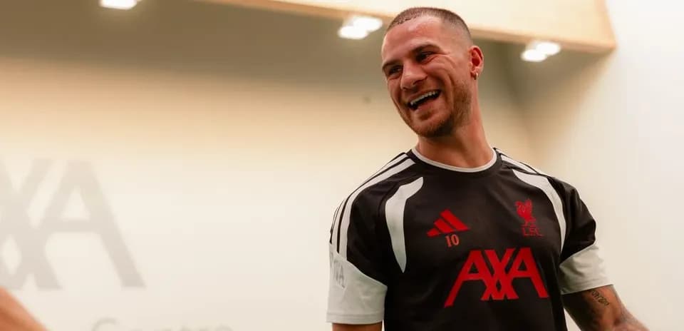 Jugador de Liverpool sonriendo en centro de entrenamiento