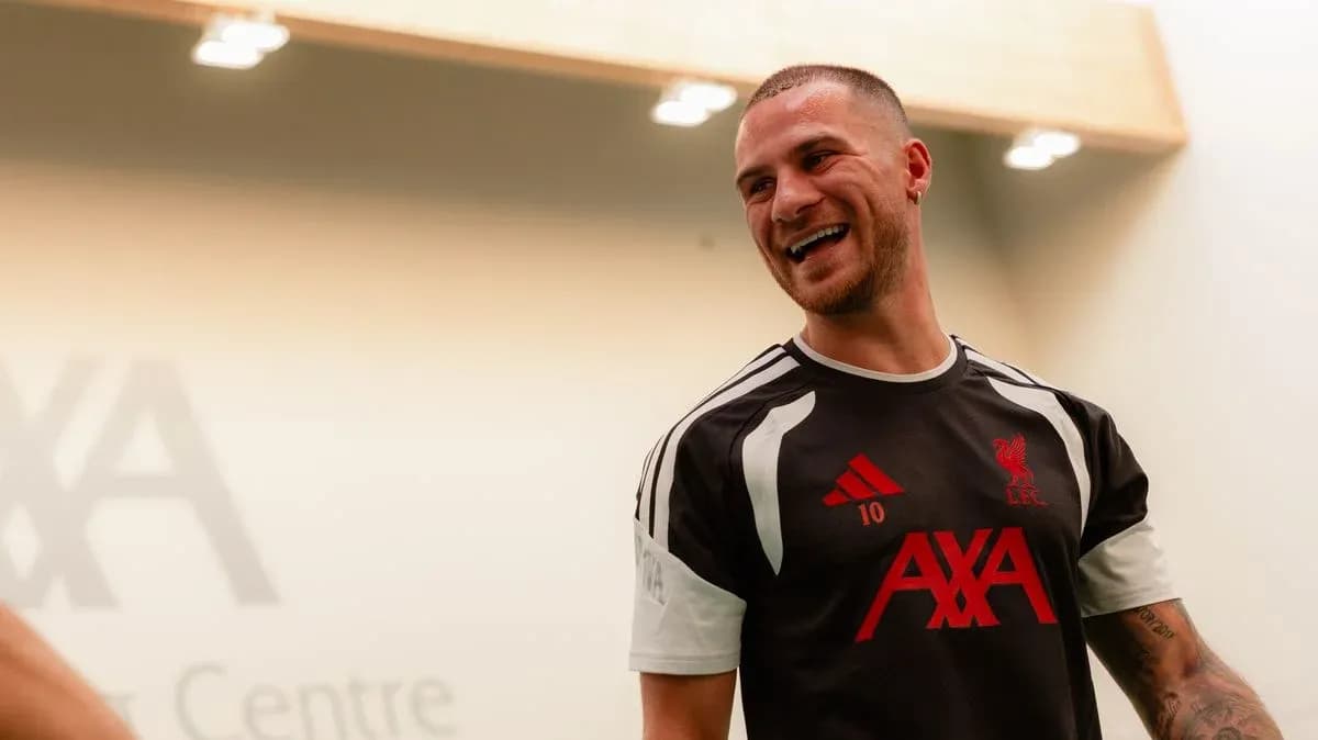 Jugador de Liverpool sonriendo en centro de entrenamiento