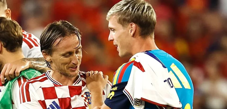 Jugadores de Croacia y España intercambiando saludos