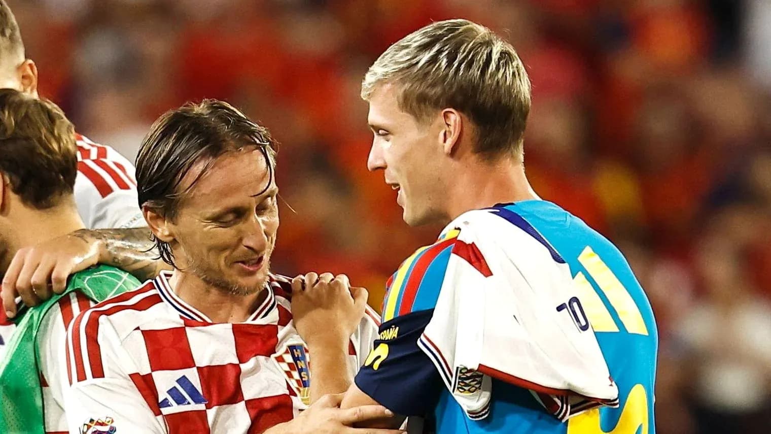 Jugadores de Croacia y España intercambiando saludos