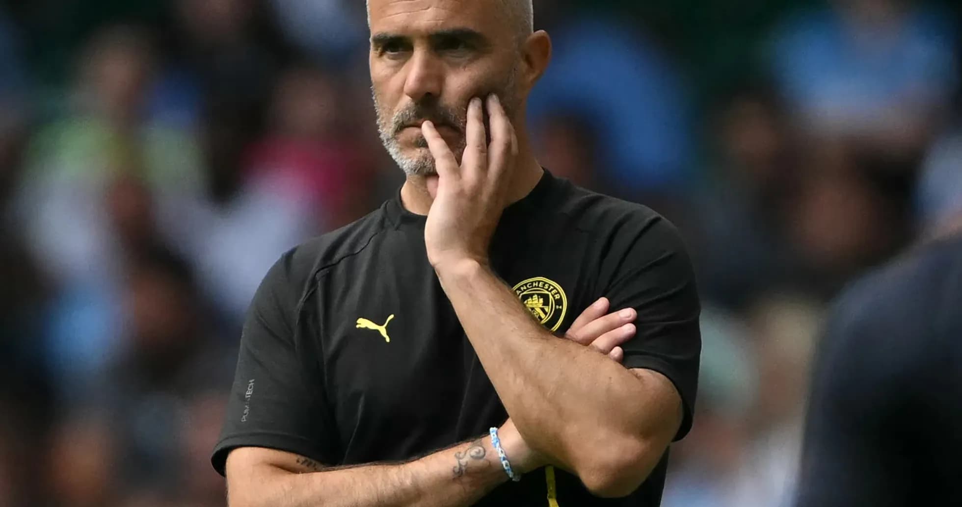 Entrenador observando el juego desde la banda
