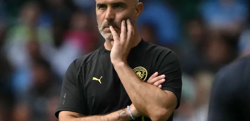 Entrenador observando el juego desde la banda