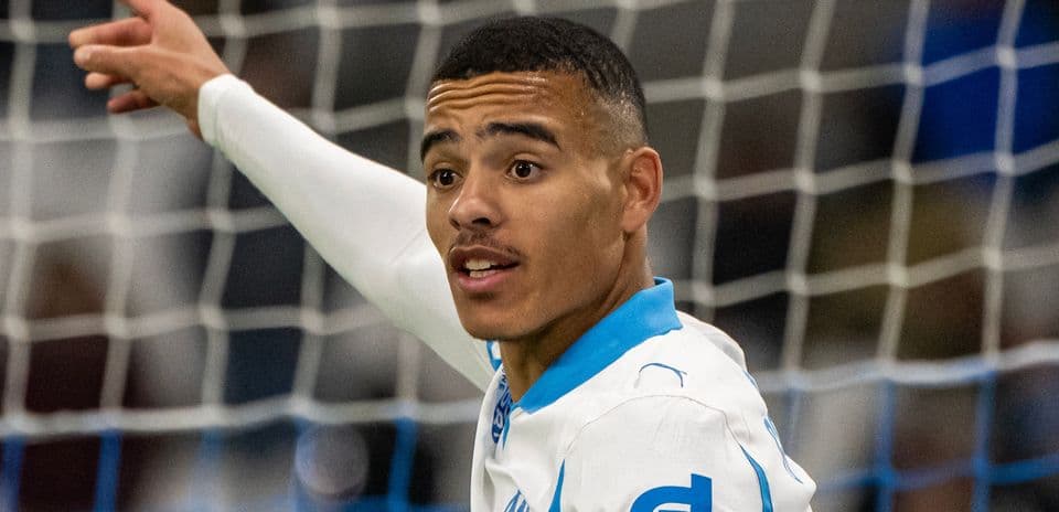 Jugador de Marsella señalando durante el partido