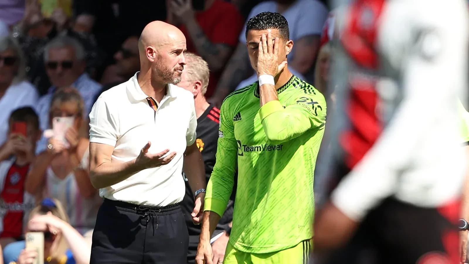 Entrenador hablando con el portero durante el partido