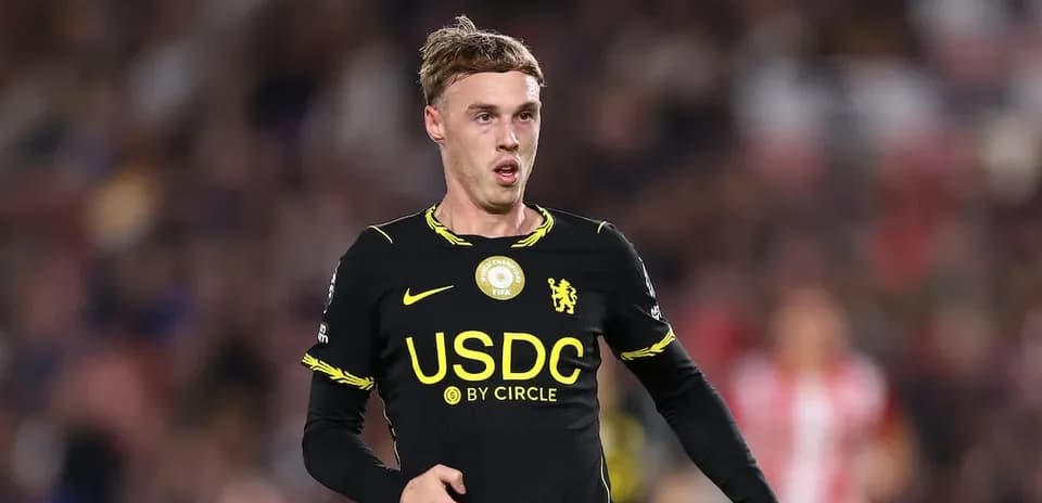 Jugador de Chelsea corriendo en el campo de fútbol