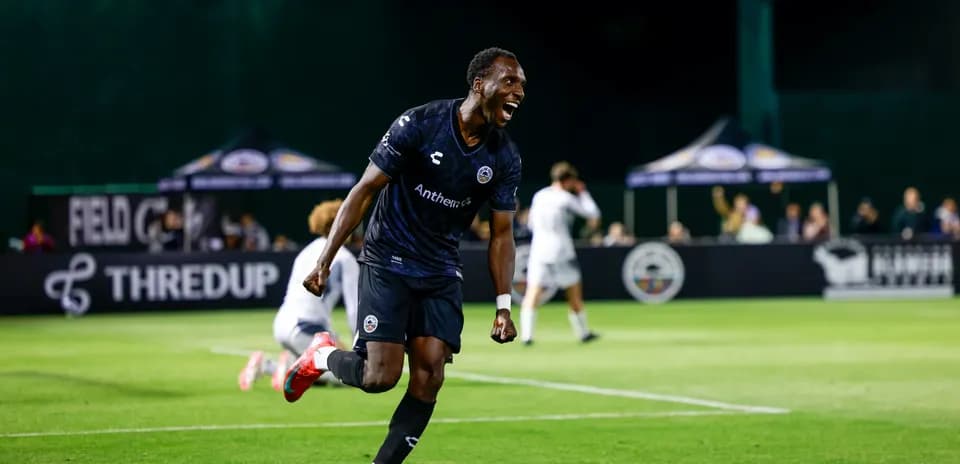 Jugador celebrando un gol en el partido