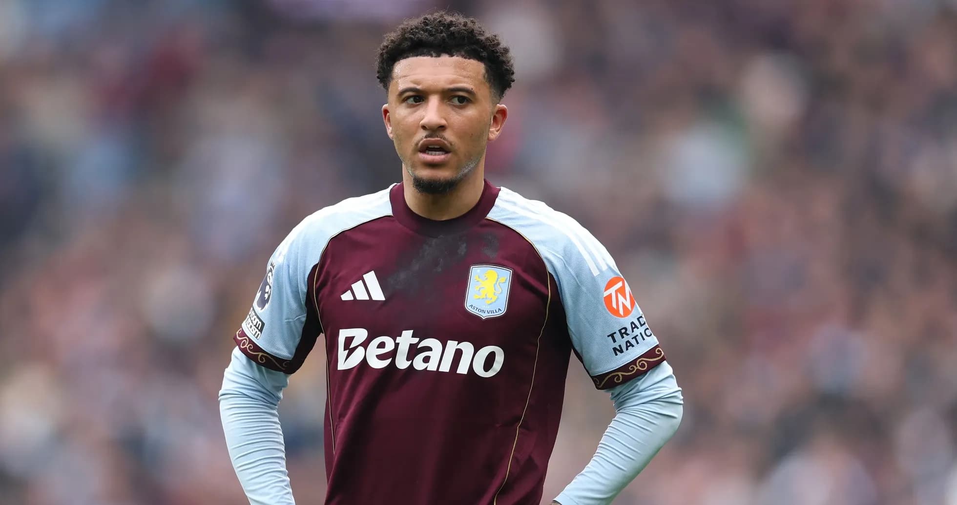 Jugador de Aston Villa en el campo durante el partido