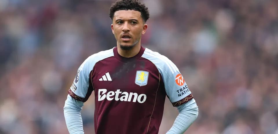 Jugador de Aston Villa en el campo durante el partido