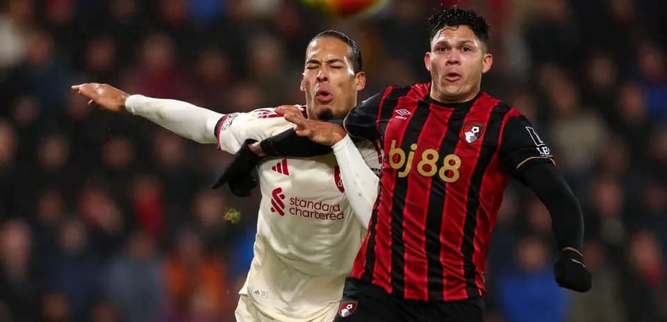 Jugadores de Bournemouth y Liverpool disputando el balón