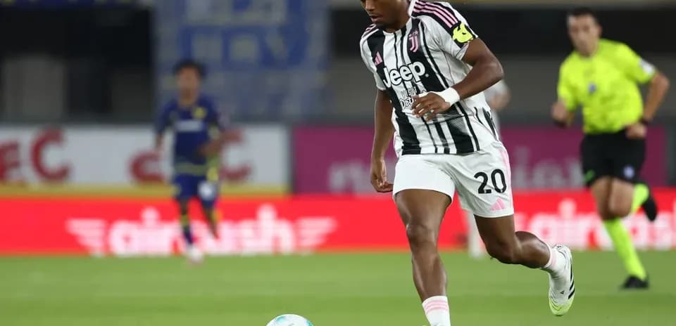 Jugador de Juventus avanzando con el balón en campo