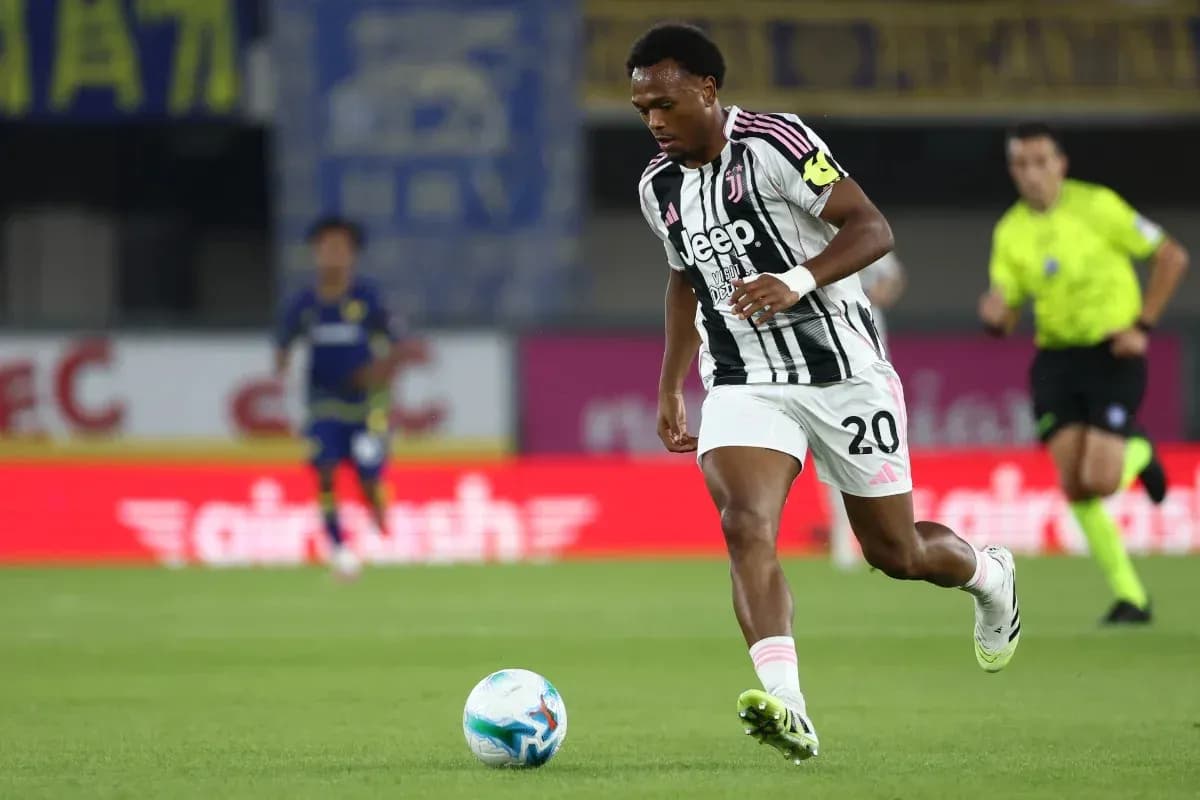 Jugador de Juventus avanzando con el balón en campo
