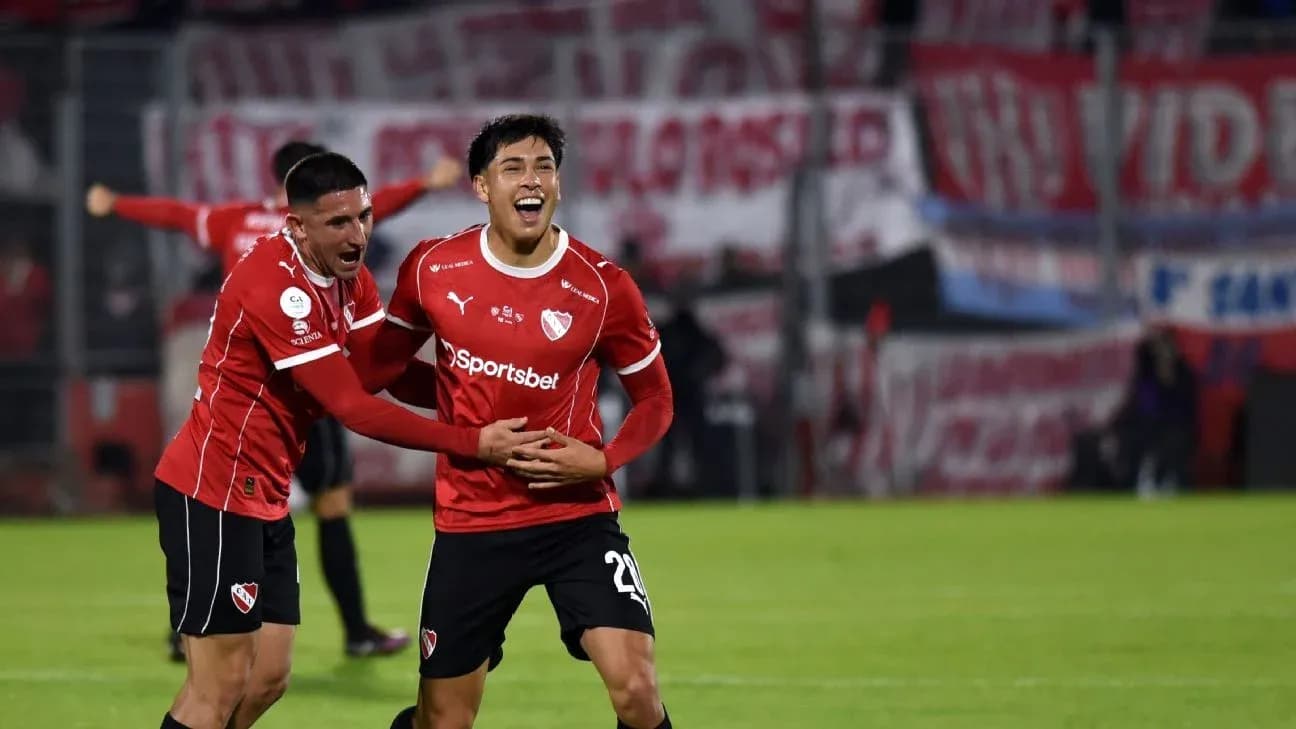 Jugadores de Independiente celebrando un gol