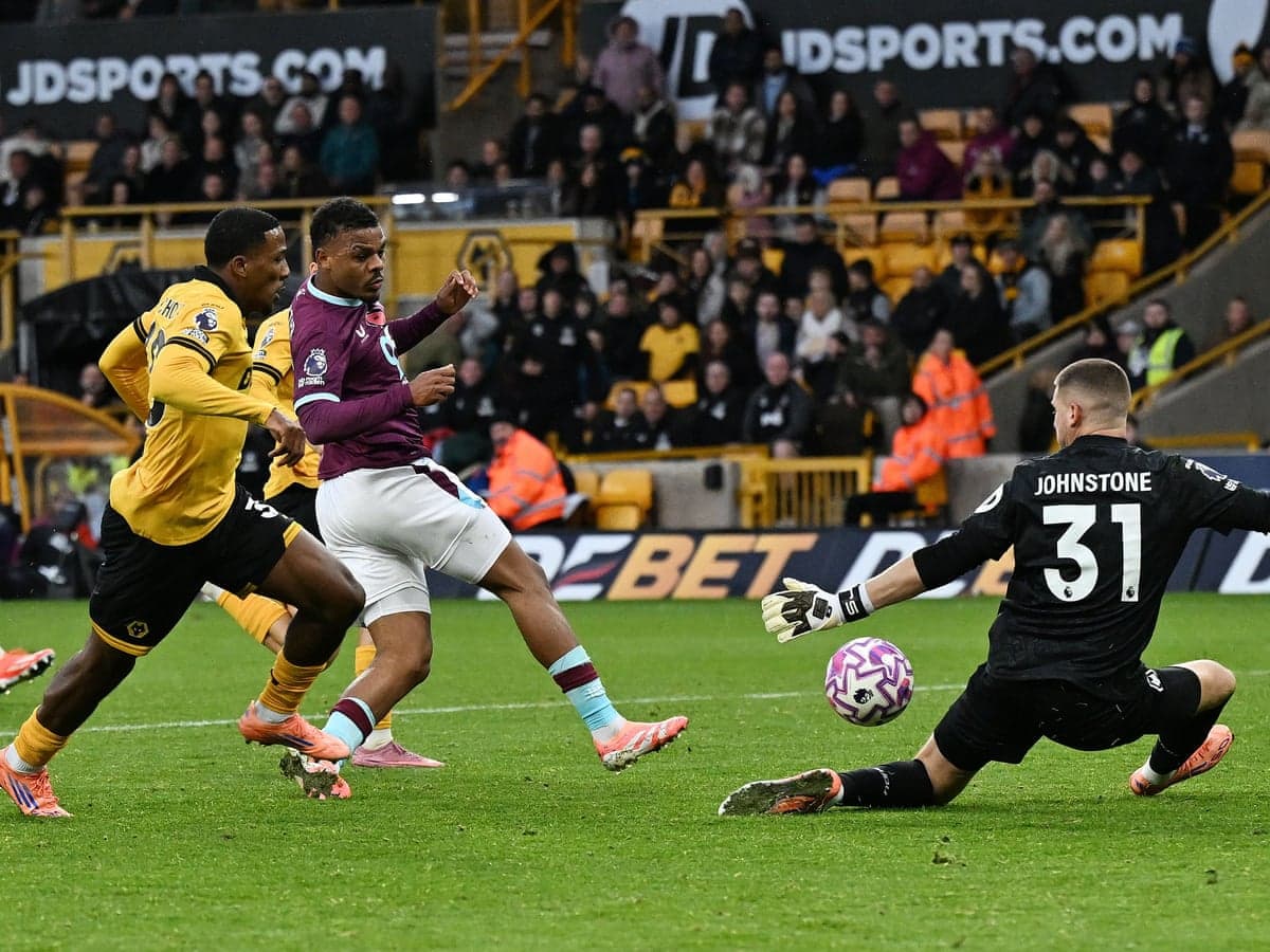 Jugador de Burnley disparando contra la portería