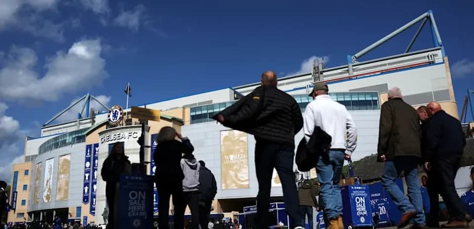 Aficionados llegando a Stamford Bridge antes del partido