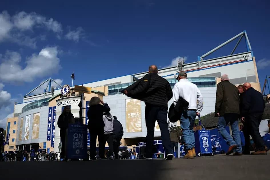 Aficionados llegando a Stamford Bridge antes del partido