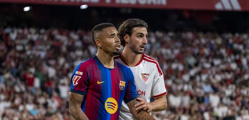 Jugadores de Barcelona y Sevilla en acción durante el partido