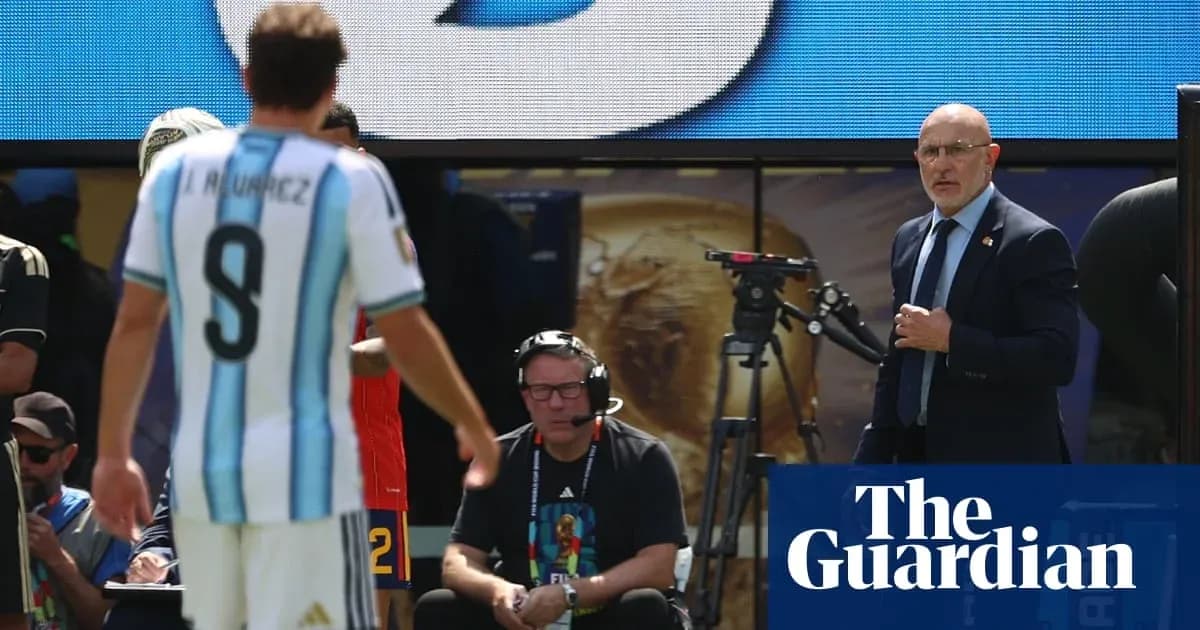 Jugador argentino I. Álvarez saliendo del campo