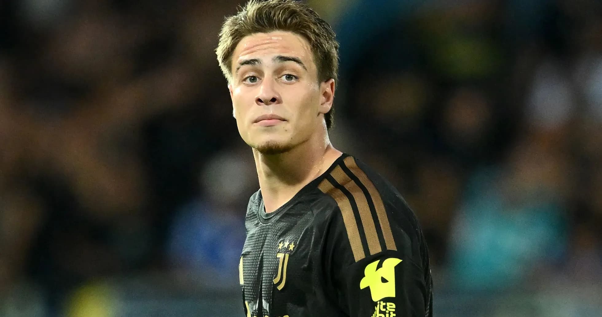 Jugador de Juventus mirando hacia la cámara durante el partido