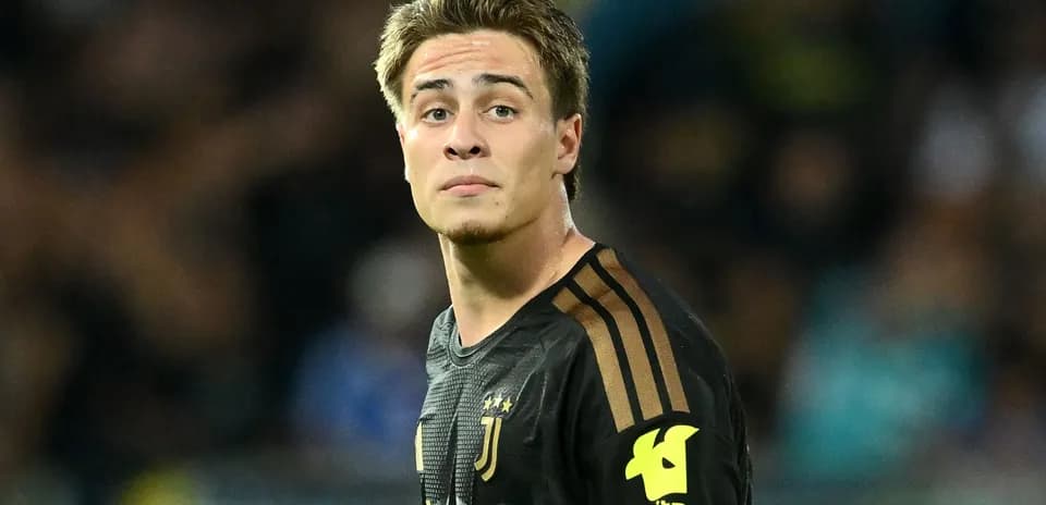 Jugador de Juventus mirando hacia la cámara durante el partido