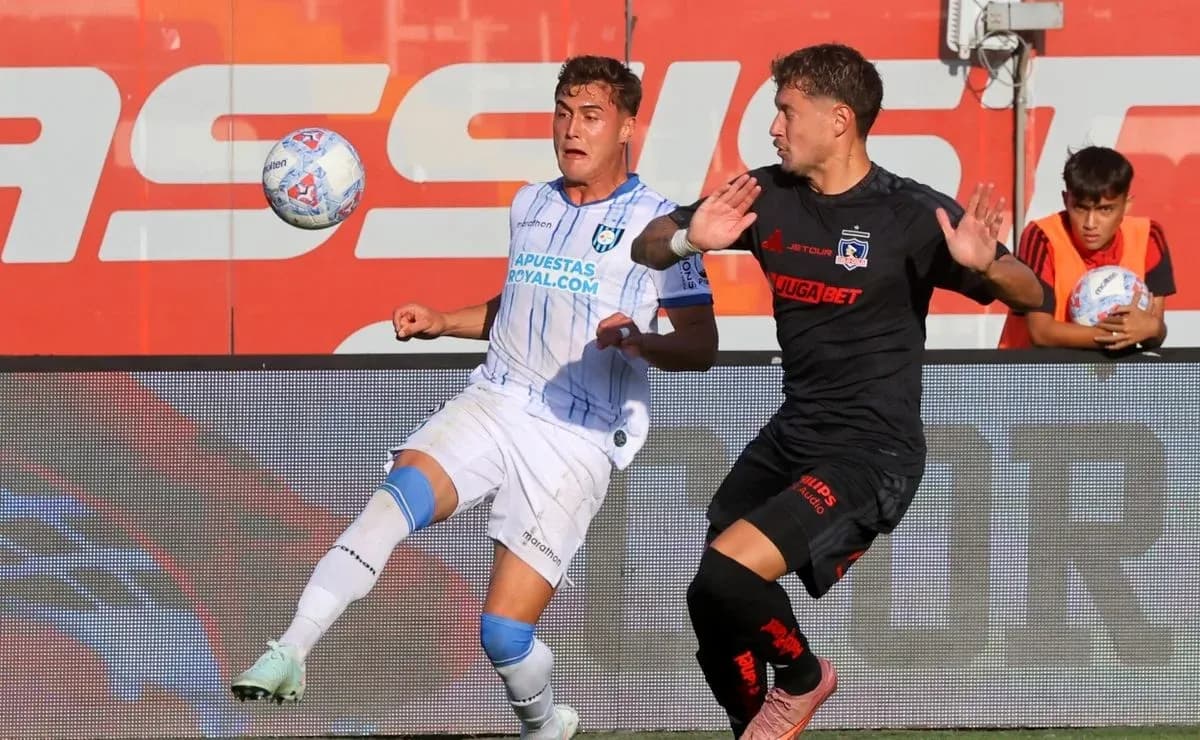Jugador de Huachipato y Colo Colo en acción