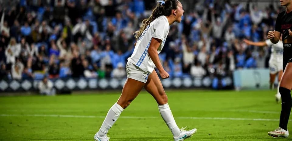 Jugadora celebrando un gol en el campo